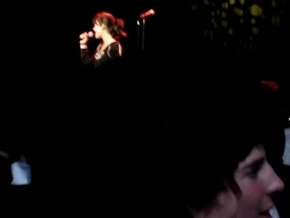 Gwen et Charlotte qui chantent