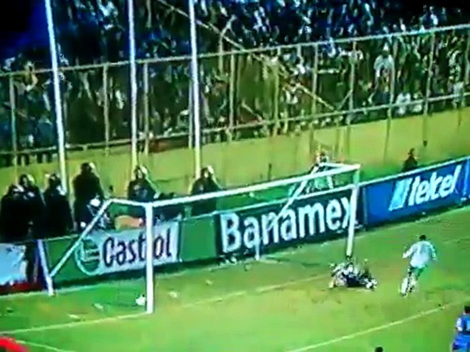 MEXICO VS EL SALVADOR BATALLA EN EL AZTECA OCTUBRE 2009