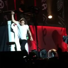 Harry Styles leva tombo durante show na Califórnia