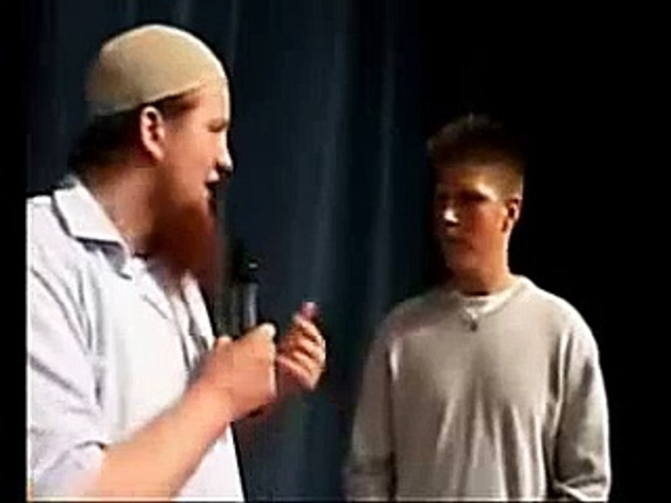 jeune Allemand converti à l'islam,la religion de Jésus sur  lui la paix.