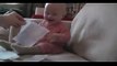 Bébé qui rigole au bruit du papier déchiré !! / Baby laughing at ripped paper !!