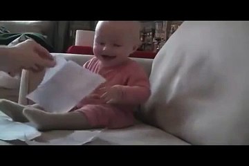 Bébé qui rigole au bruit du papier déchiré !! / Baby laughing at ripped paper !!