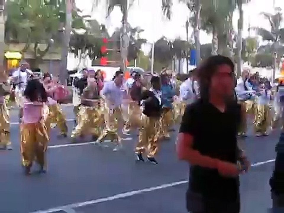 Random MC Hammer "Can't Touch This" Street Dance