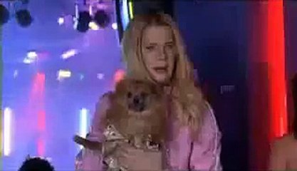 Latrell y el baile del policía Dos rubias de pelo en pecho