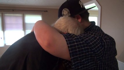 Il offre une maison magnifique à son papa. Magique et émouvant!