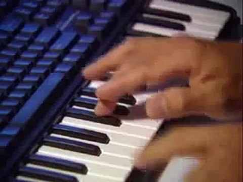 Ce gars vous donne un cours de batterie joué sur un clavier