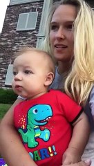 Ce bébé voit pour la première fois un feu d'artifice - Adorable