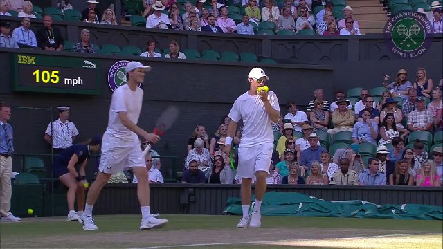 David Beckham attrape une balle de tennis pendant Wimbledon