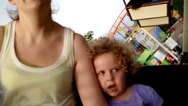 Ce gamin ne semble pas trop apprécier ce manège... Moins que se mère en tout cas!