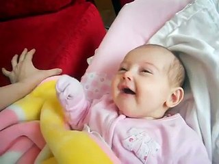 Annesi İle Şarkı Söyleyen 2 Aylık Bebek