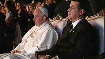 El papa finaliza su visita al palacio presidencial con música