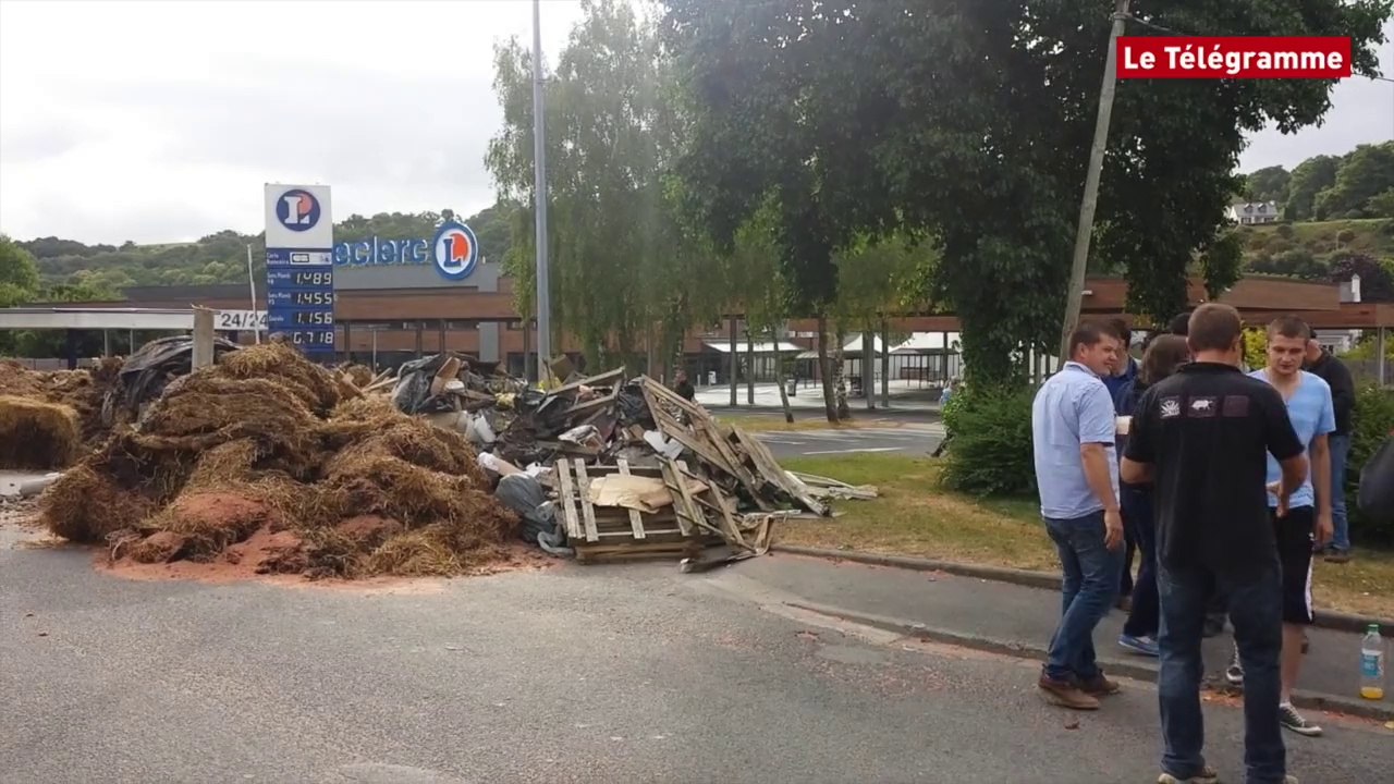 Châteaulin. Les agriculteurs bloquent le centre Leclerc