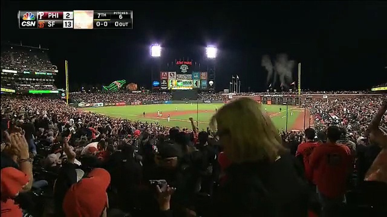 Baseball - Un fan des San Francisco Giants plonge dans l'eau glacée pour une balle