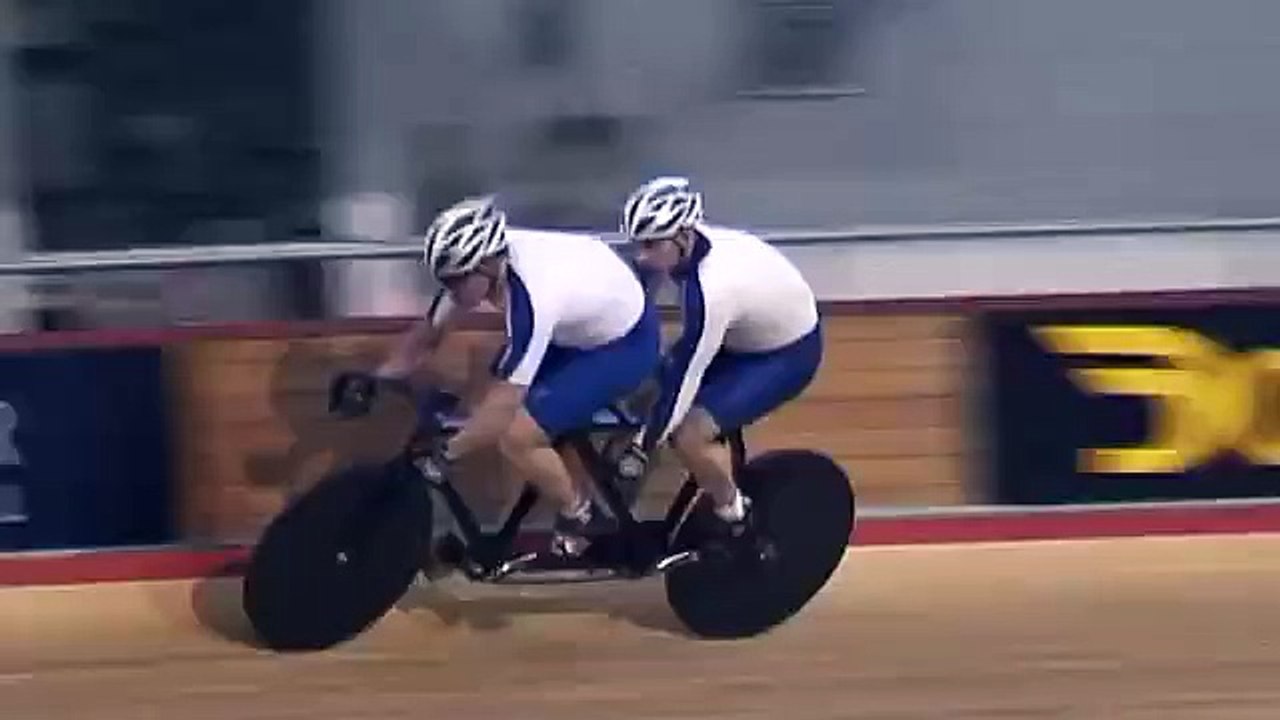 La roue d’un tandem éclate à pleine vitesse pendant course sur piste.