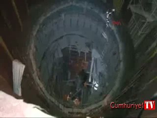 Metro inşaatının 40 metrelik çukuruna otomobili ile uçtu