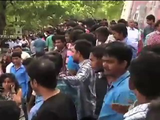 'বাহুবলি' দেখতে দর্শকদের দীর্ঘ লাইন