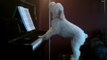 Ce chien joue du piano et chante quand il est tout seul à la maison
