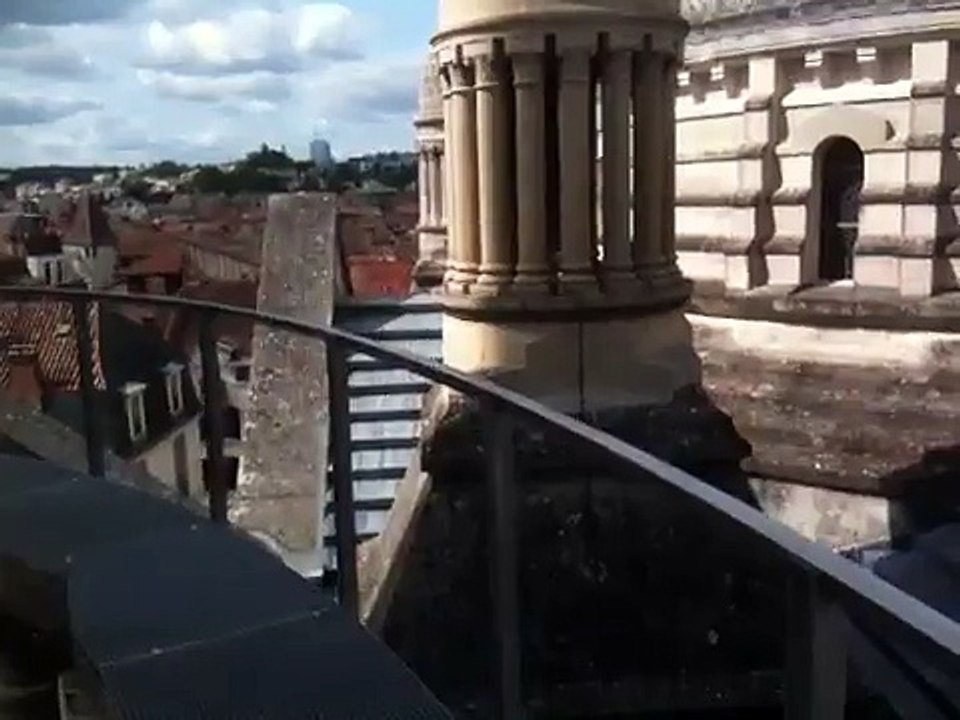 Sur les toits de la cathédrale Saint-Front, la vue de Périgueux est spectaculaire depuis la coursive.