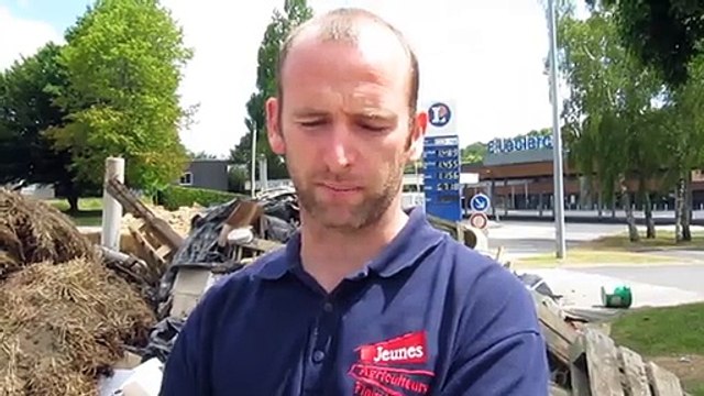 Témoignage d'un agriculteur devant le centre Leclerc de Châteaulin