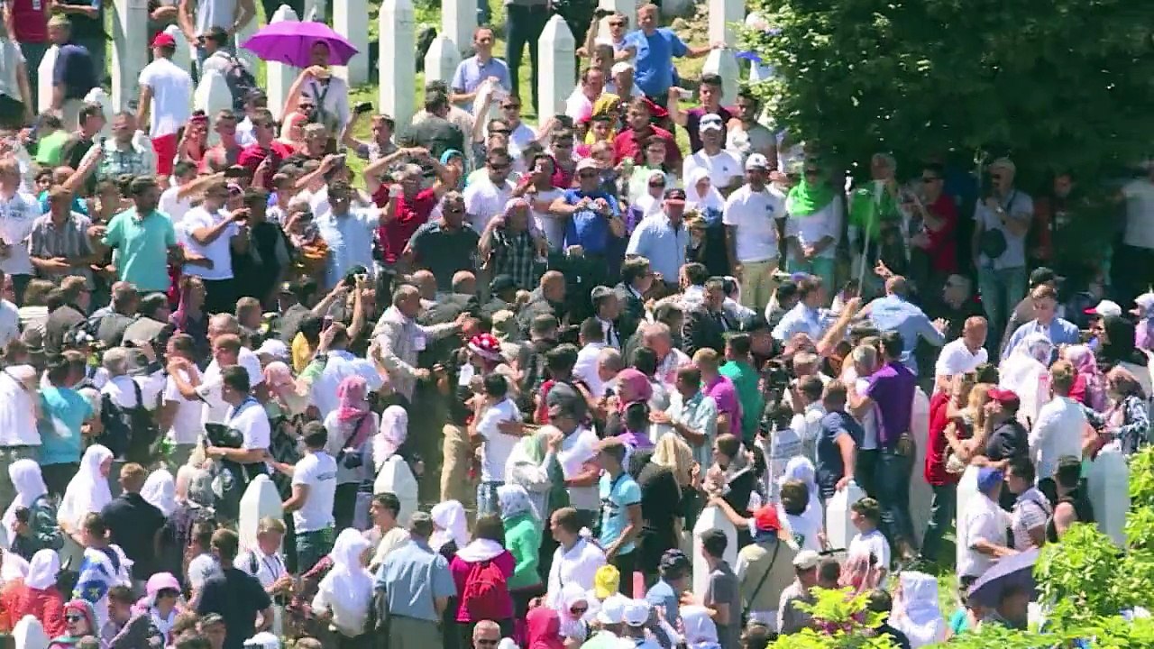 Srebrenica: le Premier ministre serbe hué et contraint de partir