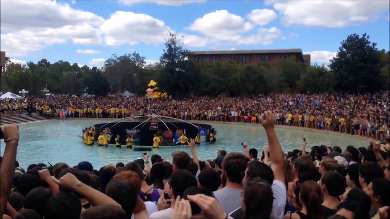 Thousands of College Students Stampeding Into Campus Fountain