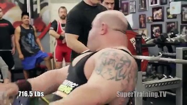En soulevant 325 kilos, cet haltérophile se déchire le muscle pectoral. Impressionnant !