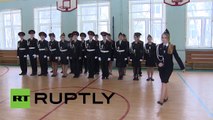 Vea cómo una cadete rusa arma una AK-47 en cuestión de segundos