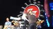 Dave Grohl laisse un fan jouer avec lui pendant un concert des foo fighters