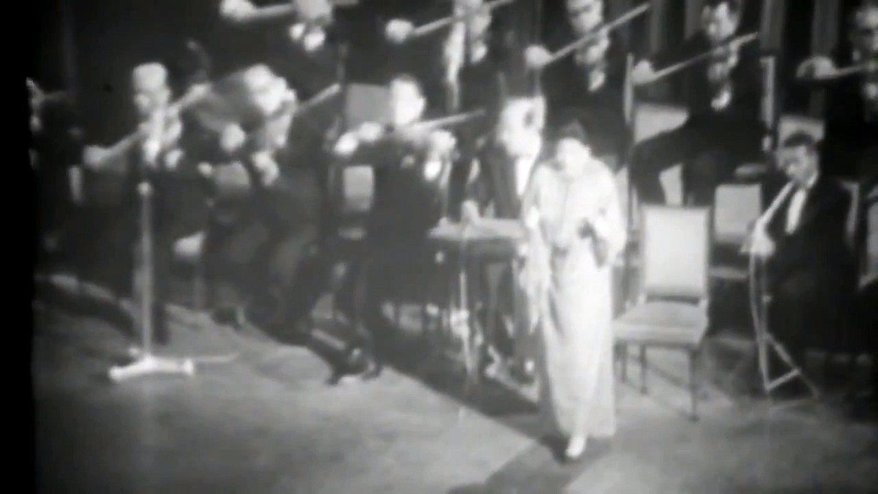 Umm Kulthum ( أم كلثوم ) live; "Baeed Anak" (English subtitles)