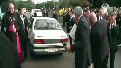 Papa visita hospital pediátrico no Paraguai