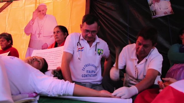 Trabalhadores paraguaios se crucificam para protestar contra a Usina de Itaipu