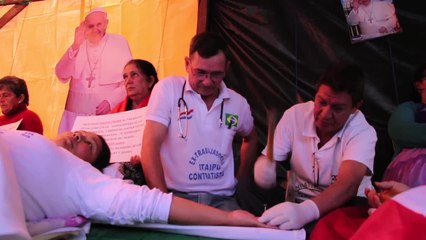 Trabalhadores paraguaios se crucificam para protestar contra a Usina de Itaipu