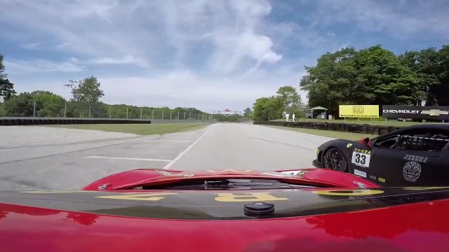 Accident de voiture terrible - une Ferrari 458 s'envole dans un grillage de sécurité