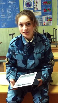 Une jeune femme soldat russe à une voix magnifique