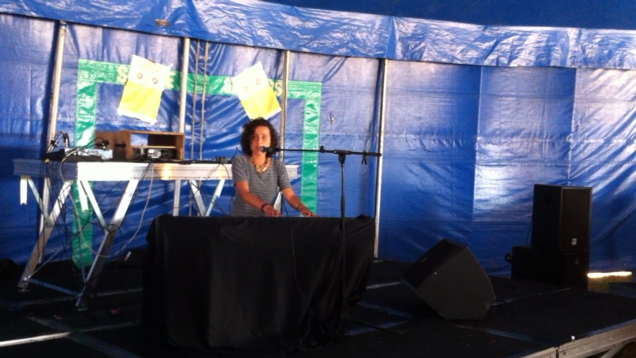 Farah. Prestation au festival Chauffer dans la noirceur.