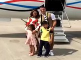 Van Persie ve ailesi uçağa böyle bindiler!