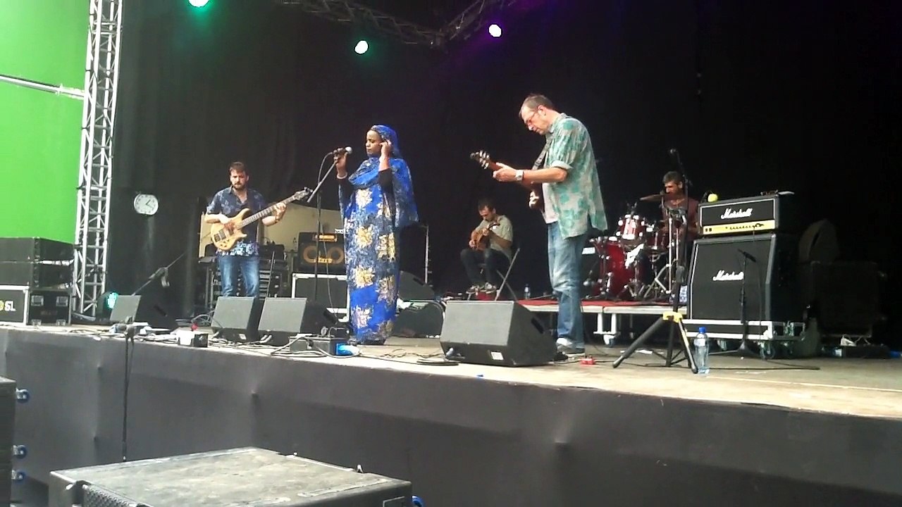 Aziza Brahim op Festival Mundial Tilburg zondag 28 juni 2015
