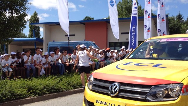 Le passage de la caravane publicitaire du Tour de France