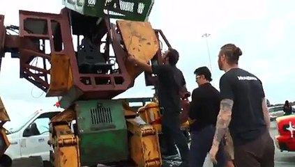 Aynı Anda İki Kişinin Kullandığı Dev Robot