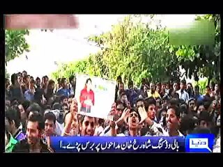 BOLYWOOD KING, SHAHRUKH KHAN, AAJ APNAY FANS PER KHOOB BERSAY