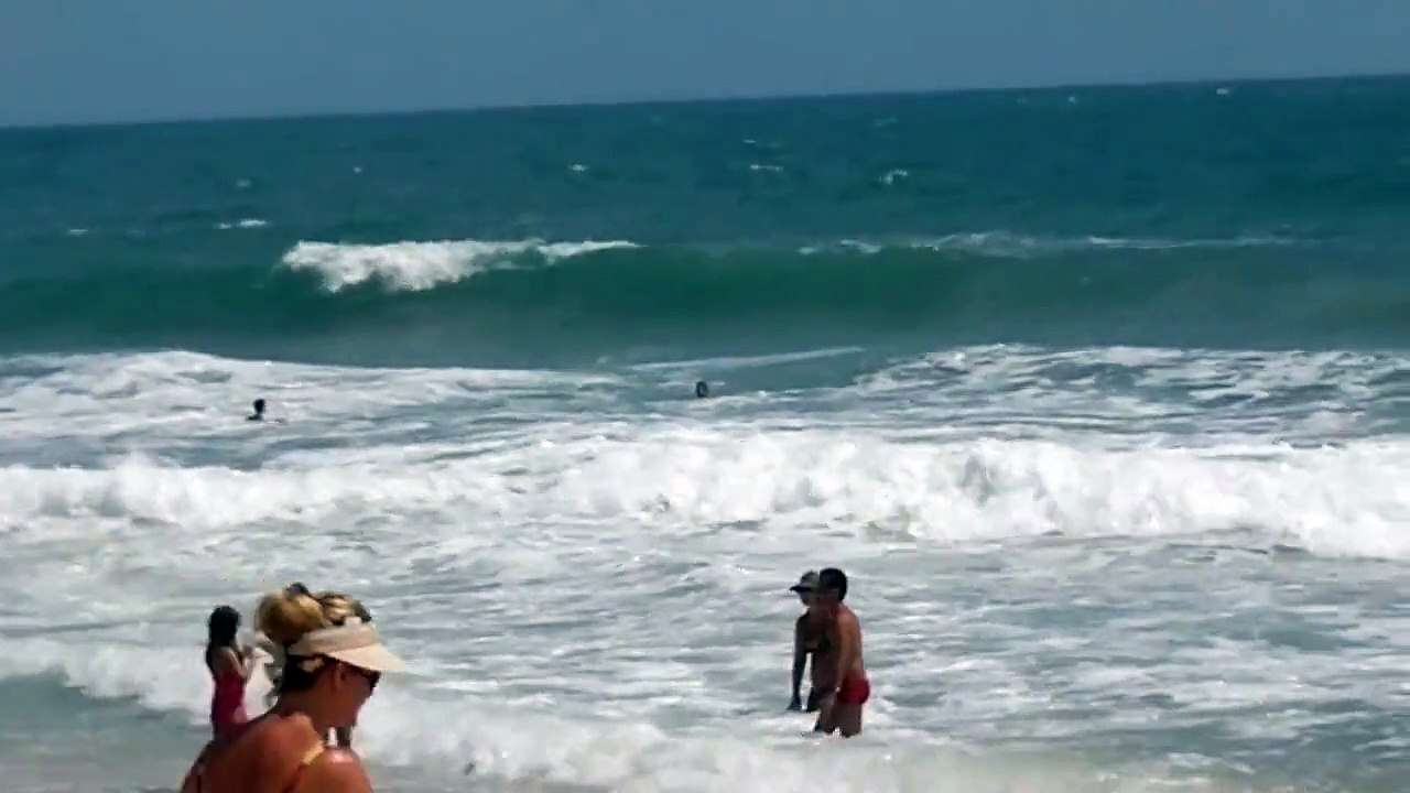 tres patetas brincando em uma corrente de retorno