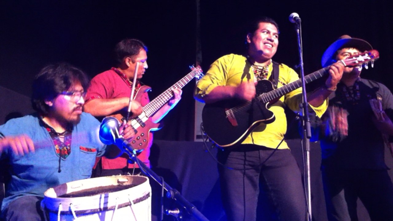 La Bolivie amène le soleil sur les Folklores