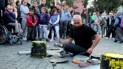 Télécharger la video: Batteur de rue en mode techno - Musicien énorme