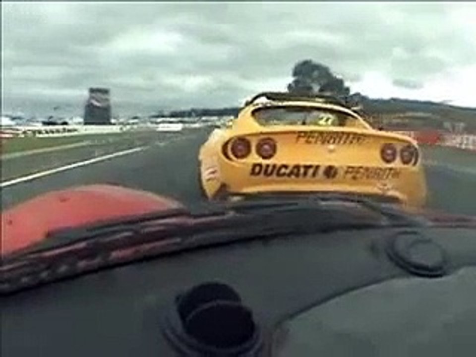 Un pilote de chez Lotus double tout le monde sur le dernier tour de la course