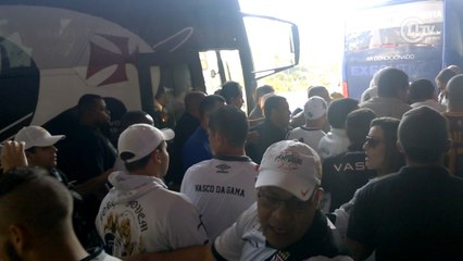 Vasco desembarca sob protesto e confusão