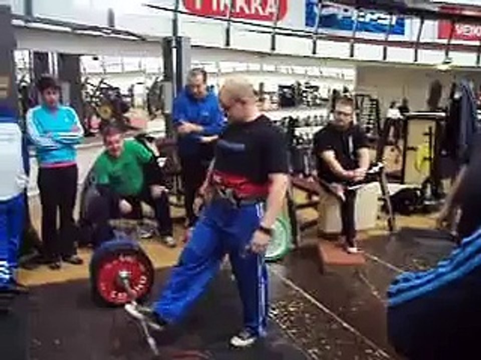Jouni Kvist neuvoo sumovedon tekniikkaa
