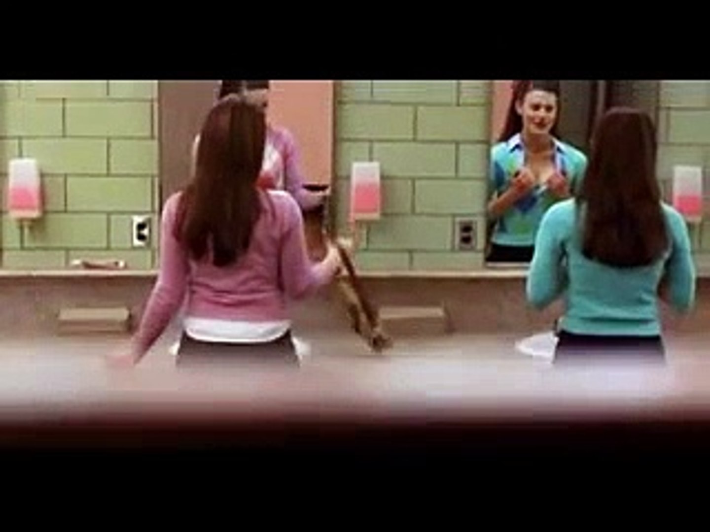 Comedia... de ¡¡Dos chicas en el baño!! - video Dailymotion