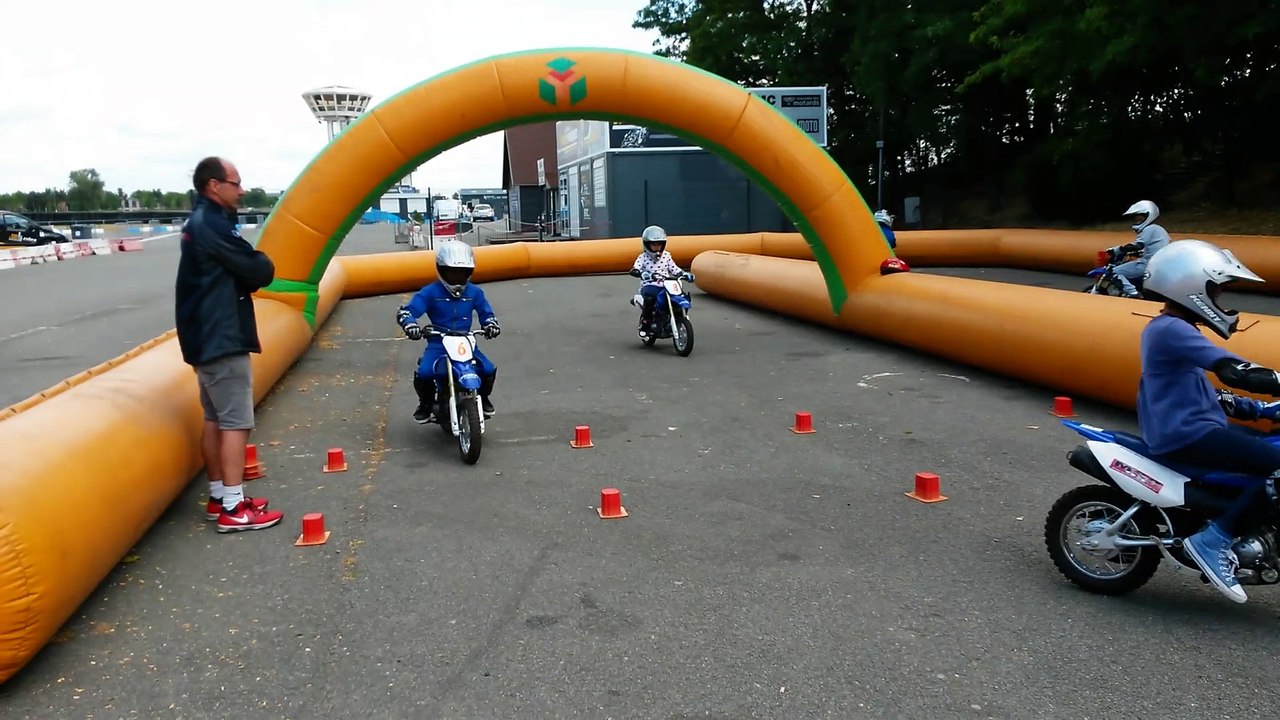 Initiations mini-motos par le Moto sport Courneuvien 93 au circuit Carole