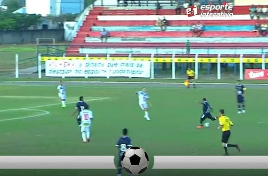 Ameixa chuta de longe e a bola bate na trave