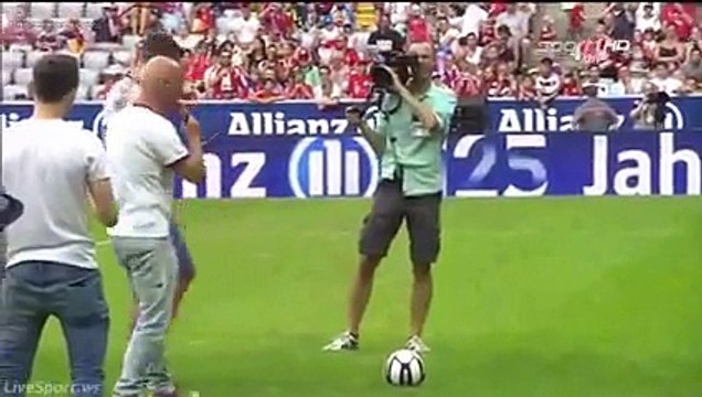 حارس بايرن ميونيخ نوير يتحدى الجمهور في ركلات الترجيح